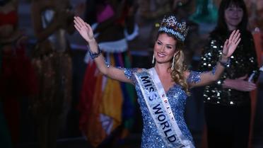 La mannequin espagnole Mireia Lalaguna couronnée Miss Monde le 19 décembre 2015 au cours de la 65e édition du concours de beauté, organisé à Sanya (sud de la Chine) [JOHANNES EISELE / AFP]