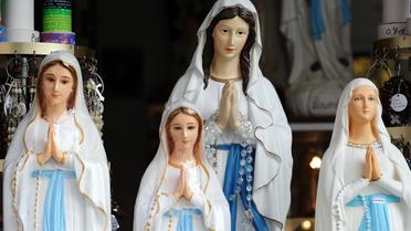 Des statues de la Vierge Marie en vente à Lourdes [Remy Gabalda / AFP/Archives]