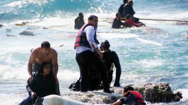 Des migrants secourus par des habitants après le naufrage de leur embarcation le 20 avril 2015 au large de Rhodes en Grèce [ARGIRIS MANTIKOS / EUROKINISSI/AFP/Archives]