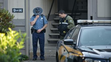 La police, le 2 octobre 2015, au pied de l'immeuble à Roseburg (Oregon) de l'auteur de la fusillade qui a fait 9 morts dans une université [Josh Edelson / AFP]