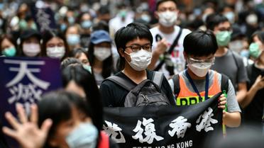 Des manifestants à Hong Kong le 24 mai 2020 pour dénoncer le projet de Pékin sur la "sécurité nationale" [Anthony WALLACE / AFP]