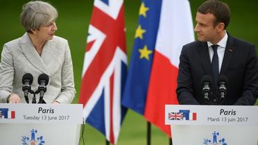 Theresa May (G) et Emmanuel Macron, le 13 juin 2017 à l'Elysée [CHRISTOPHE ARCHAMBAULT  / AFP]