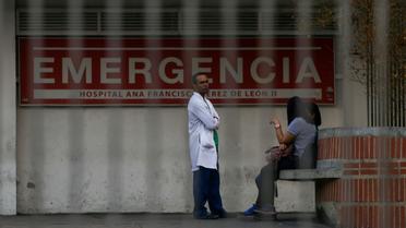 Un médecin se tient devant hôpital Ana Francisca Perez de Leon à Caracas, pendant la panne de courant, le 8 mars 2019 [Cristian HERNANDEZ / AFP]