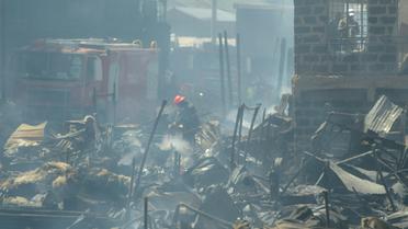 Le marché de Gikomba, dans l'est de Nairobi, a été touché par un incendie qui s'est déclaré vers 02H00 du matin dans un dépôt de bois [SIMON MAINA / AFP]