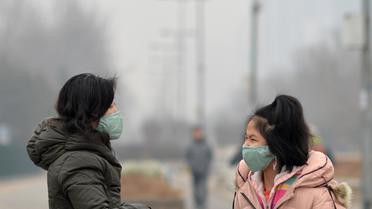Habitantes de Pékin portant des masques durant un épisode de pollution, le 23 février 2014  