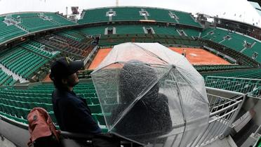 La pluie, tombant sur Roland-Garros, contraint les organisateurs à annuler tous les matches de la journée, le 30 mai 2016 [MIGUEL MEDINA / AFP]