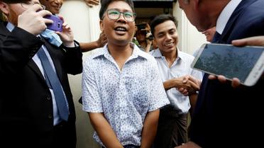 Wa Lone (g) et Kyaw Soe Oo, les deux journalistes de Reuters graciés, sortent de la prison d'Insein à Yangon, le 7 mai 2019 [ANN WANG / POOL/AFP]