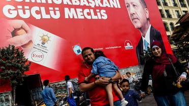 Le portrait du président turc Recep Tayyip Erdogan, candidat à la présidentielle, le 19 juin 2018 à Istanbul [Yasin AKGUL / AFP]