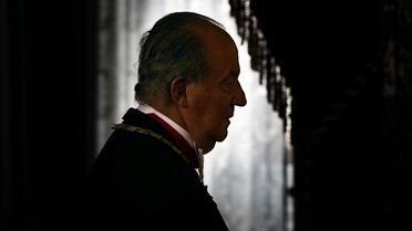 Le roi Juan Carlos s'apprête à se rendre à un soirée de gala le 9 juin 2014, à Madrid. Le souverain doit abdiquer ce mercredi [Daniel Ochoa de Olza / Pool/AFP/Archives]