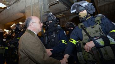 Le ministre français de l'Intérieur Bernard Cazeneuve salue un membre du Raid à la gare Montparnasse, le 20 avril 2016 à Paris [MIGUEL MEDINA / AFP]