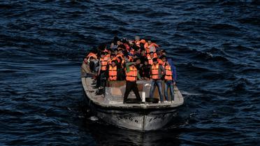 Des réfugiés et des migrants arrivent sur l'île grecque de Lesbos après avoir traversé la mer Egée depuis la Turquie, le 26 octobre 2015 [ARIS MESSINIS / AFP/Archives]