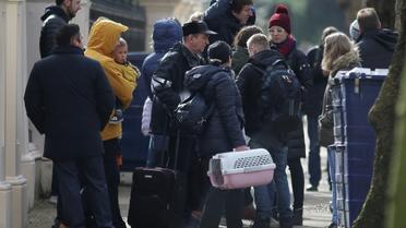 Des personnes portant des bagages quittent l'ambassade de Russie à Londres, le 20 mars 2018 [Daniel LEAL-OLIVAS / AFP]