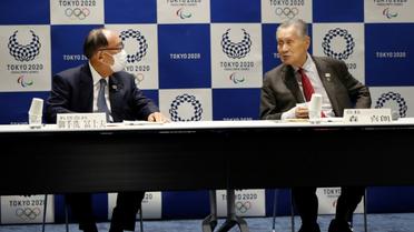 Le président du comité d'organisation des JO-2020 de Tokyo Yoshiro Mori en discussion avec le président honoraire Fujio Mitarai, masqué, avant une conférence de presse le 30 mars 2020 à Tokyo [ISSEI KATO / POOL/AFP]