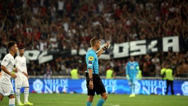 L'arbitre français Clément Turpin interrompt momentanément le match entre Nice et Marseille à l'Allianz Riviera, le28 août 2019 [VALERY HACHE / AFP]