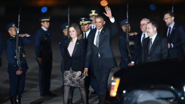 Le président américain Barack Obama et la vice-présidente du Pérou Mercedes Araoz sur le tarmac, à Lima le 19 novembre 2016 [LUKA CONZALEZ / AFP]
