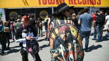 Des fans du groupe de hard rock américain Guns N' Roses à la recherche d'un billet pour le concert surprise que donne le groupe à Los Angeles le 1er avril 2016 [ROBYN BECK / AFP]