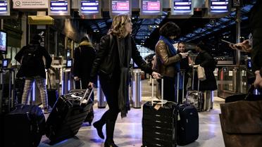 Des voyageurs à la gare de Lyon à Paris, le 20 décembre 2019 [Philippe LOPEZ / AFP]