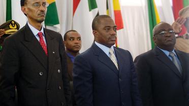 Les présidents du Rwanda et de la RDC, Paul Kagame (g) et Joseph Kabila (d), le 20 novembre 2004 à Dar es-Salaam [Gianluigi Guercia / AFP/Archives]