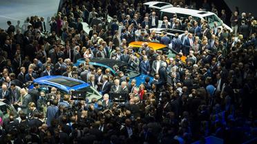 La foule se presse sur le stand  Volkswagen à la veille de 66e édition de l'IAA le 14 septembre 2015 à Francfort [ODD ANDERSEN / AFP]