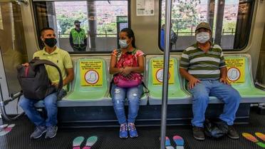 Les sièges et emplacements sont limités dans le métro de Medellin (Colombie), le 4 mai 2020 [Joaquin SARMIENTO / AFP]