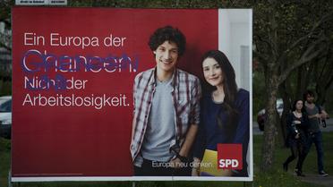 Le 13 avril à Berlin, détournement d'une affiche électorale du SPD pour les élections européennes, le message initial "Une Europe d'opportunités, pas du chômage", est devenu "Une Europe des frontières et du chômage"


  [John Macdougall / AFP/Archives]