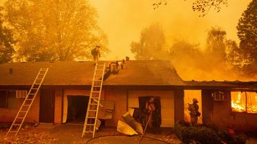 Des pompiers luttent contre le violent incendie qui menace des habitations à Paradise, en Californie, le 10 novembre 2018. [Josh Edelson / AFP]