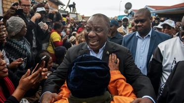 Le président sud-africain Cyril Ramaphosa salue des partisans en allant voter à Soweto, le 8 mai 2019. [Michele Spatari / AFP]