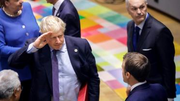 Le Premier ministre Boris Johnson salue le président français Emmanuel Macron lors du sommet européen de Bruxelles le 17 octobre 2019 [Olivier Matthys / POOL/AFP]