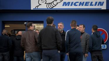 Des salariés se rassemblent devant l'usine à l'annonce de la fermeture du site de pneumatiques Michelin de La Roche-sur-Yon, le 10 octobre 2019 [LOIC VENANCE / AFP]