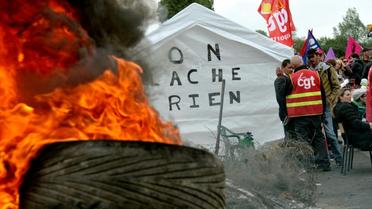 Manifestants et syndicalistes le 24 mai 2016 devant le dépôt de carburants de Douchy-les-Mines dans le nord de la France [FRANCOIS LO PRESTI / AFP]