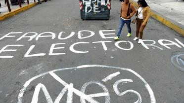 Une inscription sur le route "Fraude électorale", dans les rues de La Paz en Bolivie, le 25 octobre 2019 [JORGE BERNAL / AFP]