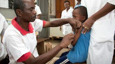 Un enfant se fait vacciner contre la rougeole à Anivorano, le 27 février 2019 à Madagascar [Mamyrael / AFP/Archives]