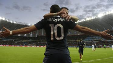 L'attaquant français Karim Benzema, félicité par Mathieu Valbuena, après un but contre le Honduras lors du Mondial, le 15 juin 2014 à Porto Alegre [JUAN BARRETO / AFP/Archives]