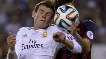 L'attaquant gallois du Real Madrid, Gareth Bale (à gauche) à la lutte avec un joueur de Barcelone en finale de la Coupe du Roi à Valence le 16 avril 2014 [Dani Pozo / AFP]