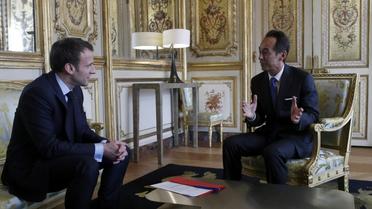 Emmanuel Macron et le directeur général de Samsung Electronics Young Sohn à l'Elysee, le 28 mars 2018 [Francois Mori / POOL/AFP]