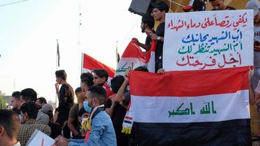 Des manifestants irakiens dans la ville sainte chiite de Kerbala, au sud de Bagdad, le 2 novembre 2019 [Mohammed SAWAF / AFP]