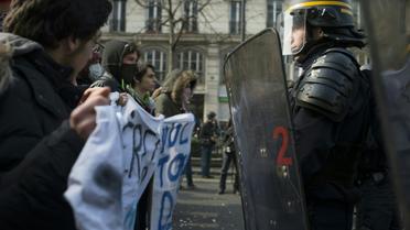 Des lycéens manifestent contre la loi travail face à la police le 1er avril 2016 à Paris [Elliott VERDIER / AFP]