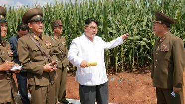 Photo non datée de l'agence officielle Nord coréenne (KCNA) du leader de la Corée du Nord Kim Jong-Un (C) inspectant une ferme de son pays [KCNA / KCNA/AFP]