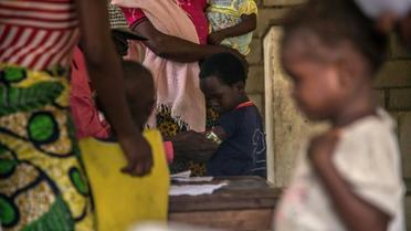 Des enfants se font vacciner contre la rougeole dans un centre sanitaire à Temba dans l'ouest de la RDC, le 3 mars 2020 [JUNIOR KANNAH / AFP]