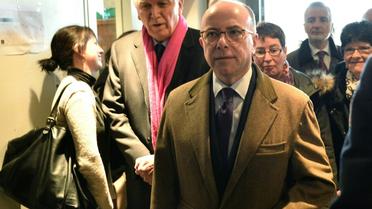 Le ministre de l'Intérieur Bernard Cazeneuve arrive dans un centre de refugiés au Mans, le 22 février 2016 [JEAN-FRANCOIS MONIER / AFP]