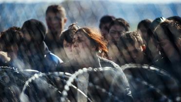 Une femme crie lors d'une manifestation de migrants à la frontière entre la Grèce et la Macédoine, le 2 mars 2016 [DIMITAR DILKOFF / AFP]