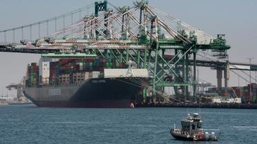 Un bateau décharge des conteneurs en provenance d'Asie, le 1er août 2019 au port de Long Beach, en Californie [Mark RALSTON / AFP]