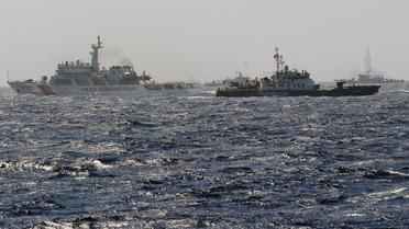 Un bateau garde-côte vietnamien au milieu de bateaux gardes-côte chinois le 14 mai 2014 en mer de Chine [Hoang Dinh Nam / AFP/Archives]