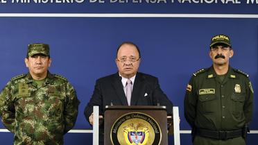 Le ministre colombien de la Défense Luis Carlos Villegas (c), le commandant des Forces armées, le général Juan Pablo Rodriguez (g) et le directeur général de la police colombienne, Rodolfo Palomino lors d'une conférence de presse, le 26 octobre 2015 à Bogota [JAVIER CASELLA / Ministère colombien de la Défense/AFP]