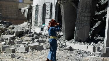 Un homme se tient devant un immeuble détruit par un bombardement de la coalition menée par l'Arabie saoudite, à Sanaa le 28 octobre 2015 [MOHAMMED HUWAIS / AFP/Archives]