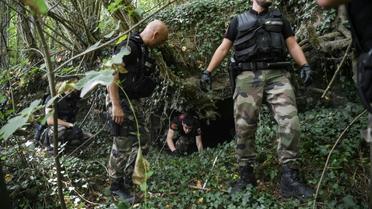 Les gendarmes à la recherche de Maëlys dans les bois aux alentours de Pont-de-Beauvoisin, le 30 août 2017 [PHILIPPE DESMAZES / AFP]