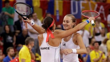 Caroline Garcia (g) et Kristina Mladenovic offrent le point de la victoire à la France lors du double contre la Roumanie en demi-finale de Fed Cup, le 21 avril 2019 à Rouen    [Geoffroy VAN DER HASSELT / AFP]