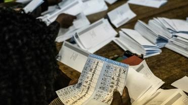 Dépouillement dans un bureau de vote à Harare, le 30 juillet 2018  [MARCO LONGARI / AFP]