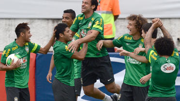 Neymar, Luiz Gustavo, Hulk, Fred, David Luis, Oscar et Marcelo (de g à d) à l'entraînement avec l'équipe du Brésil le 28 juin 2013 à Rio de Janeiro  [Nelson Almeida / AFP]