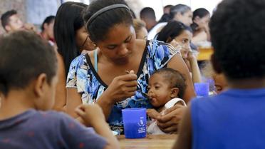 Une mère vénézuélienne nourrit son enfant dans un abri pour migrants, le 7 février 2019 à la frontière entre la Colombie et le Venezuela [SCHNEYDER MENDOZA / AFP/Archives]